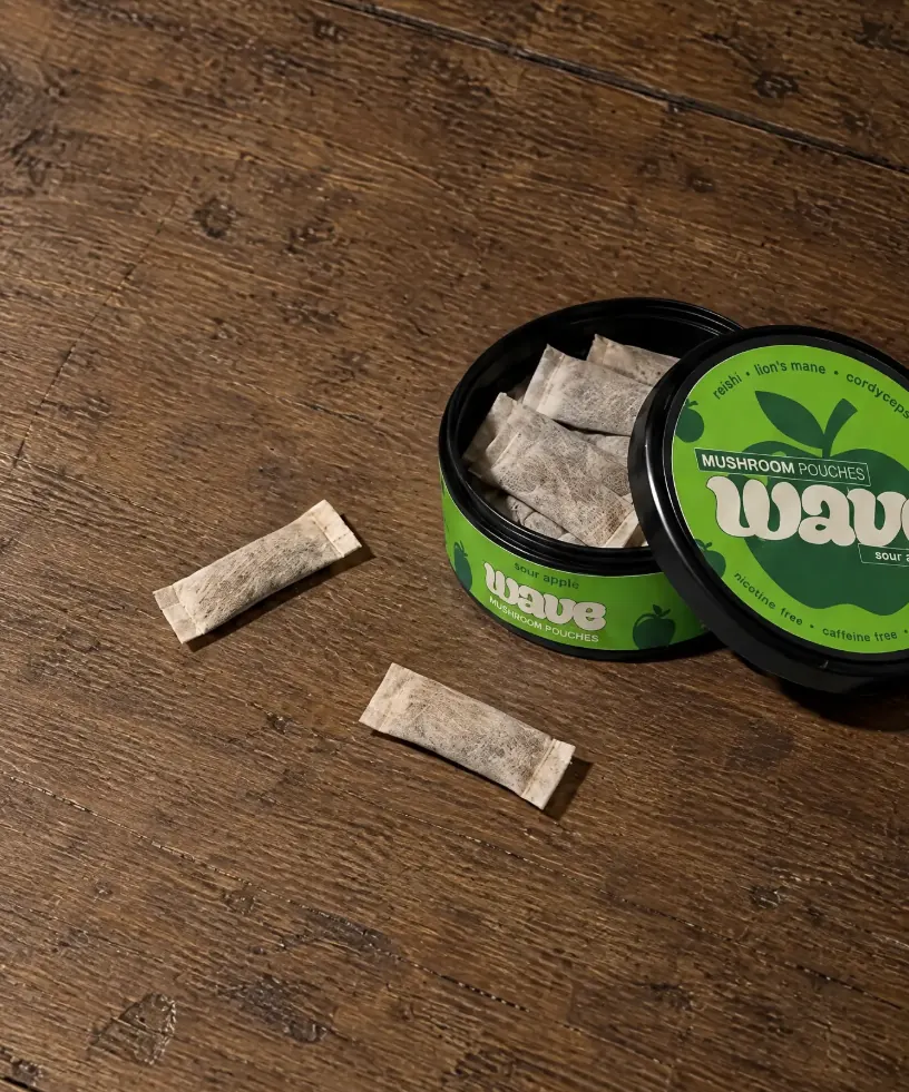 Une boîte WAVE ouverte, avec des pouches à l’intérieur et deux pouches posés à côté.